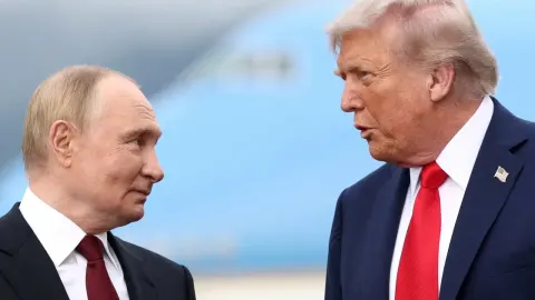 1,5 saat sürdü, ikisi de telefonu kapatmak istemedi. Putin ve Trump ne konuştu?