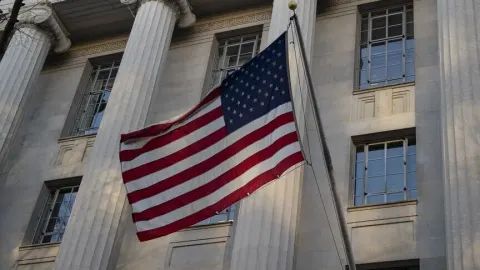 ABD Adalet Bakanlığı, mahkeme kararına rağmen Trump reklamlarının kaldırılmaması nedeniyle özür diledi