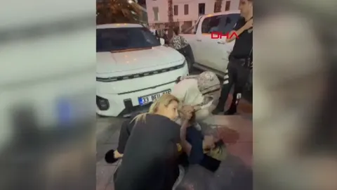 Adana'da kıskanç koca dehşet saçtı: Kaldırımda yürüyen eşini bıçakladı