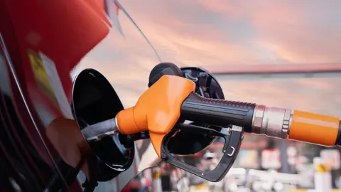 Akaryakıt fiyatlarında değişiklik! benzine indirim, motorine zam