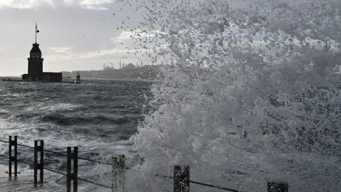 AKOM'dan İstanbul için kuvvetli fırtına ve sağanak uyarısı