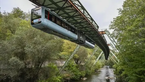 Almanya'nın asma treni Schwebebahn, 125 yıldır Wuppertal'i birbirine bağlıyor
