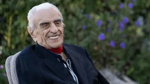 Antalya'da tedavi gören şarkıcı Alpay hayatını kaybetti