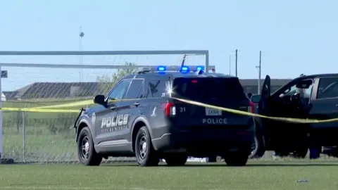 Araçla futbol sahasına daldı. 2 kişi öldü
