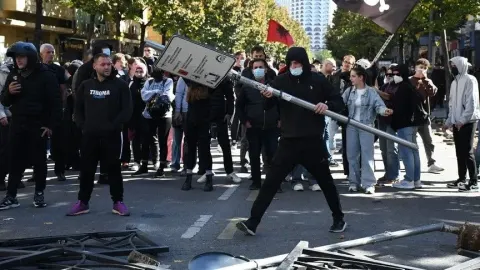 Arnavutluk'ta öğrencilerin eğitim koşullarının iyileştirilmesi talebiyle yaptığı gösteride gerginlik yaşandı