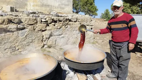 Astım, bronşit ve kansızlık için faydalıymış. Kazanda kaynatılarak üretiliyor