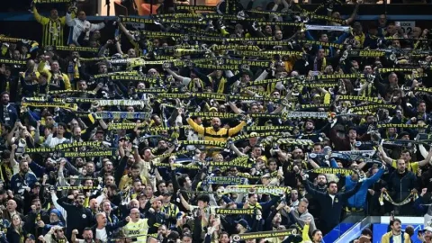 Aston Villa-Fenerbahçe maçı öncesi yaşanan izdihamda 2 Türk taraftar gözaltına alındı