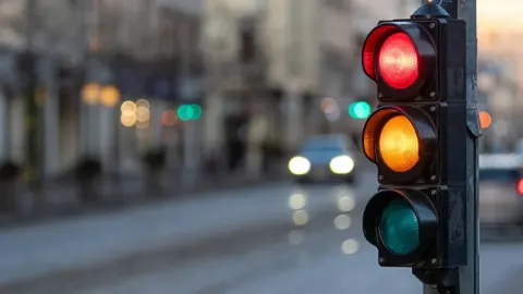 Avrupa ülkesinde yeni dönem! Trafikte sarı ışık kuralı değişti