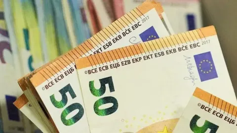 Avrupa'da siyasi ve mali belirsizlik avroya değer kaybettiriyor