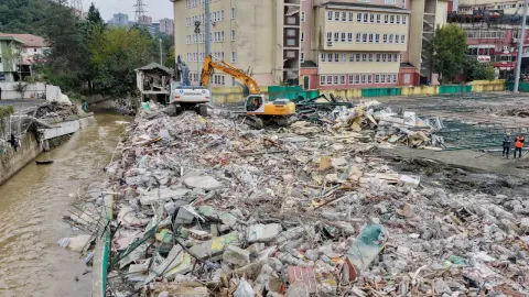 Ayazağa'da son durum. Binalar yıkıldı, enkaz kaldırılıyor
