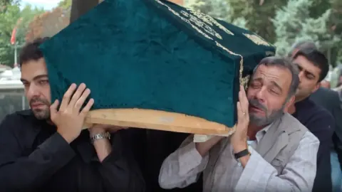 AZİZİN VEDASI YÜREKLERİ KÜL ETTİ - Son Dakika Magazin Haberleri