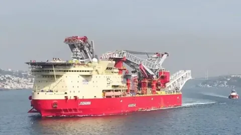 Bakan Uraloğlu'ndan İstanbul Boğazı'ndan geçen gemiye ilişkin paylaşım