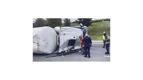 Bakırköy'de tanker devrildi: 1 kişi yaralandı