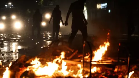 Başkent Tiran'da karakol yakıldı. Arnavutluk'ta sokaklar neden karıştı?
