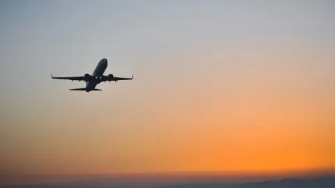 Bazı Arap ülkelerinin hava yolu şirketleri, Husi saldırılarının ardından Suudi Arabistan uçuşlarını durdurdu