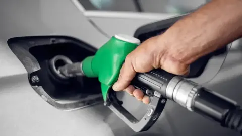 Benzine 96 kuruş indirim bekleniyor: İşte yeni fiyatlar