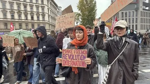 Berlin'deki öğrencilerden Fransa'da eylem yapan öğrencilere destek yürüyüşü