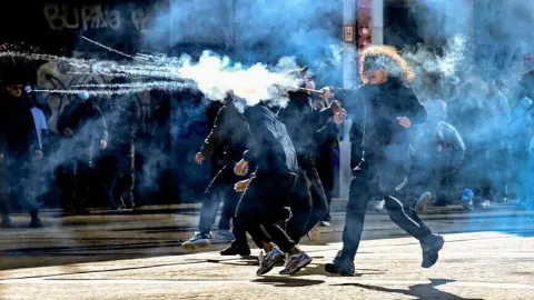 Brüksel'de eğitim reformlarını protesto eden öğrenciler ve polis arasında arbede yaşandı