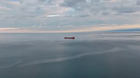 Bulgaristan'ın Karadeniz açıklarında İHA saldırısı düzenlenen iki gemiden biri battı