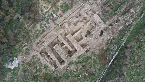 Daskyleion Antik Kenti'ndeki fırında 2 bin 600 yıllık karbonlaşmış tohumlar bulundu