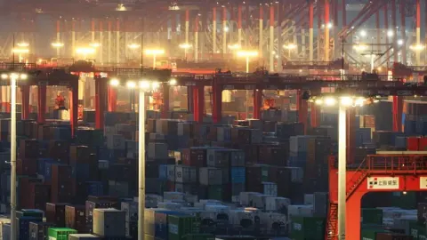 Dışarıya rekor satış yapan Çin ekonomisi içeride kilitlendi