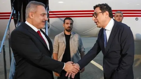 Dışişleri Bakanı Fidan, Bakü'de Azerbaycan Gençlik ve Spor Bakanı Gayıbov tarafından karşılandı