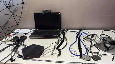 Dolandırıcılar dolandırılmak istememiş. İş görüşmelerinde adayları yalan makinesine bağlamışlar