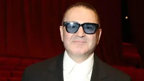 Dostları yalnız bırakmadı! Şafak Sezer yeni yaşını böyle kutladı