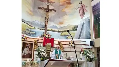 Ekvador'da ayin sırasında üzerine haç devrilen rahip hayatını kaybetti
