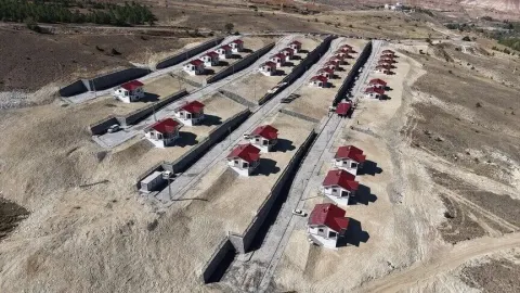 Erzincan'da 28 afet konutunun anahtarları hak sahiplerine teslim edildi