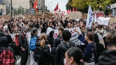 Fransa'da hükümetin taahhütlerine rağmen liselilerin eylemleri sürüyor