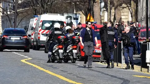 Fransa’da okulda silahlı saldırı: Gitar kılıfında av tüfeğiyle geldi!