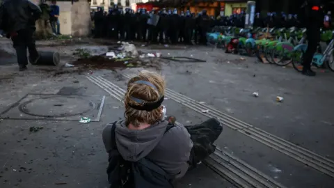 Fransa'da protestolar büyüyor. Gözaltı sayısı 6 bini aştı, polise soruşturma