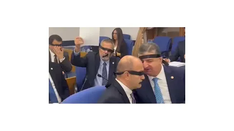 Halk TV’ye kayyum atanması sonrası Yeni Partili vekiller, ağızlarını ve gözlerini bantladı