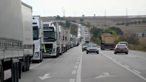 Hamzabeyli Sınır Kapısı'nda 27 kilometrelik tır kuyruğu oluştu