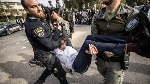 Harediler gerçeği gördü: Kendi polisine "Nazi" benzetmesi!