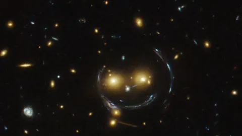 Hubble yakaladı. Gülümseyen galaksi