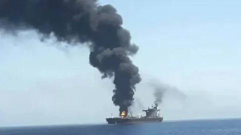 Hürmüz Boğazı'nda tanker vuruldu! Gemide yangın çıktı