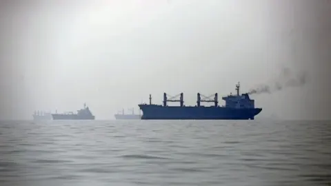 İngiltere Deniz Ticaret Operasyonları: Hürmüz Boğazı'nda iki konteyner gemisi vuruldu
