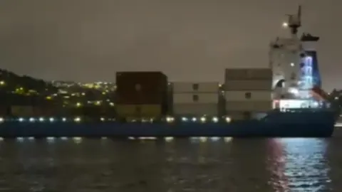 İstanbul Boğazı'nda gemi arızası. Sürüklenerek ters döndü