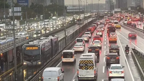 İstanbul'da akşam saatlerinde trafik yoğunluğu yüzde 89'a çıktı