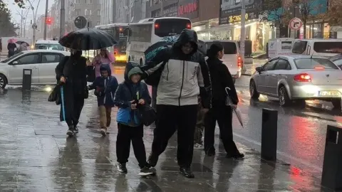 İstanbul'da olumsuz hava koşulları nedeniyle eğitime 1 gün ara verildi