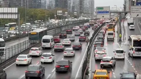 İstanbul'da sağanak hayatı olumsuz etkiledi