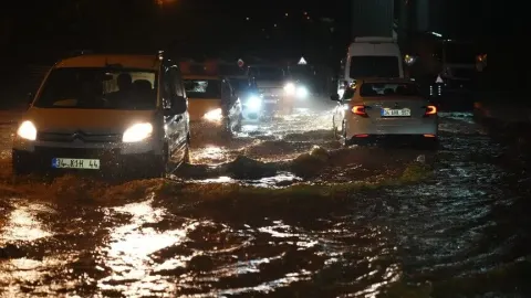 İstanbul'da sağanak nedeniyle birçok ilçede su baskınları yaşanıyor