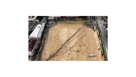 İstanbul'daki sel felaketinde kullanılamaz hale gelen Ayazağa Atatürk Stadı yıkılıyor