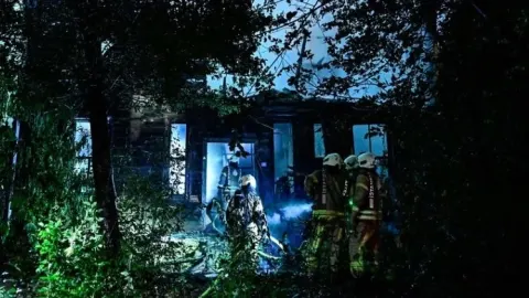Kadıköy'de 3 katlı ahşap köşk yandı