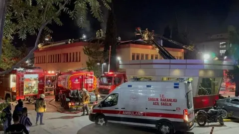 Kartal Koşuyolu Eğitim ve Araştırma Hastanesinin çatısında çıkan yangın söndürüldü