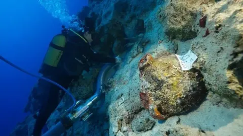 Kekova'da dünyanın en eski batığına ait amforalar bulundu