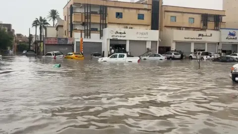 Libya’nın başkenti Trablus’ta şiddetli yağmur nedeniyle yol ve caddeleri su bastı