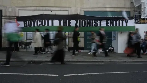 Londra'da yüz binlerce kişi Filistin'e destek için yürüdü